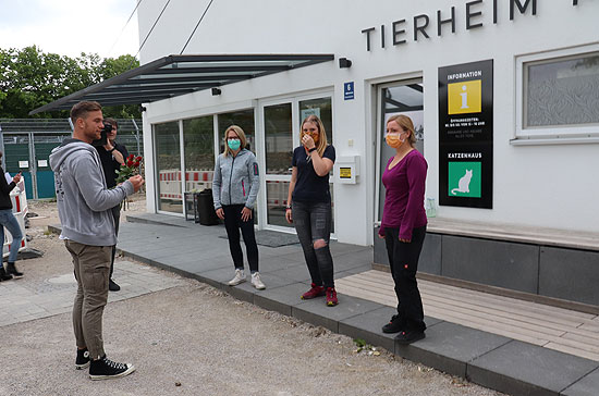 Rote Rosen von Bachelor Sebastian Preuss f&uuml;r die Tier&auml;rztinnen Dr. Tanja Alexander und Dr. Beate Wei&szlig; sowie Tierpflegerin Sabrina Bock  (&copy;Foto. Martin Schmitz)
